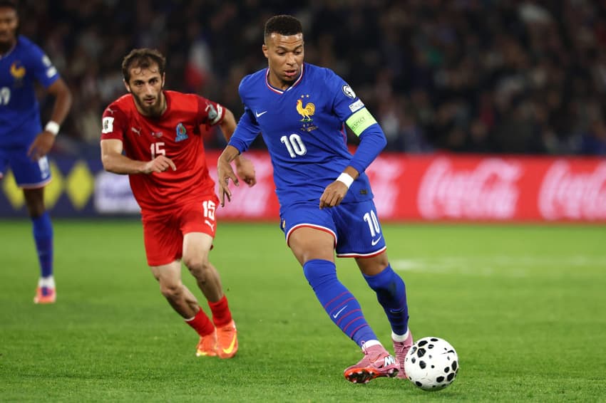 Mbappé em jogo da França contra o Azerbaijão pelas Eliminatórias (Foto: Franck Fife / AFP)