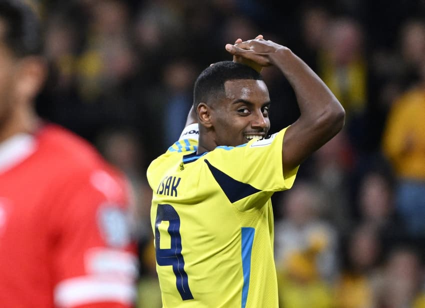 Isak em ação pela Suécia nas Eliminatórias para a Copa do Mundo (Foto: Jonathan Nackstrand / AFP)
