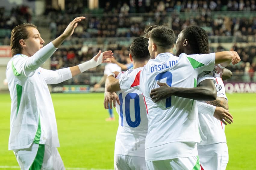 Itália celebra gol diante da Estônia nas Eliminatórias (Foto: Raigo Pajula / AFP)
