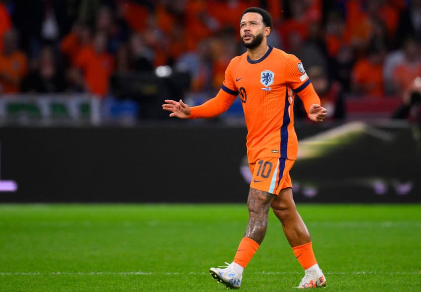 Memphis Depay em atuação pela Holanda.