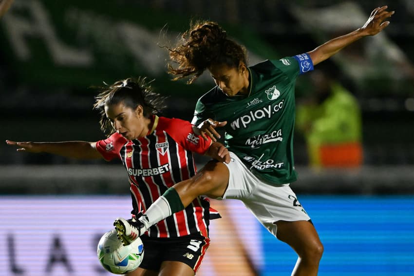 Millene disputa bola com Paola Garcia em jogo do São Paulo contra o Deportivo Cali pela Libertadores feminina (Foto: Luis Robayo / AFP)
