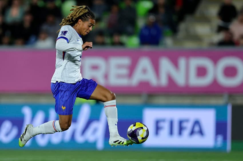 Saimon Bouabre em ação contra a Noruega pelo Mundial Sub-20 (Foto: Javier Torres/AFP)