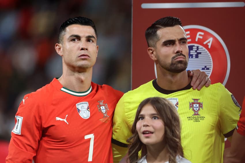Cristiano Ronaldo ao lado de Diogo Costa antes de duelo entre Portugal e Hungria pelas Eliminatórias (Foto: PATRICIA DE MELO MOREIRA / AFP)