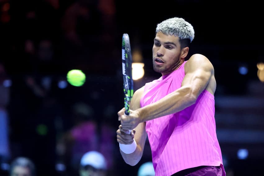 Carlos Alcaraz enfrenta Taylor Fritz no Six Kings Slam (Foto: Fayez Nureldine / AFP)