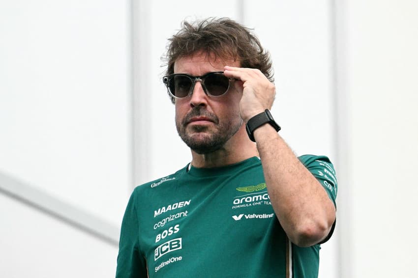 Fernando Alonso, da Aston Martin, chega ao Texas para o GP dos Estados Unidos de F1 (Foto: Jim Watson / AFP)