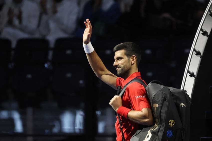 O sérvio Novak Djokovic se despede do público após nova derrota para Sinner