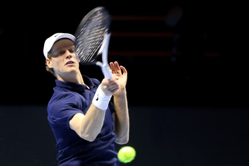 O italiano Jannik Sinner na vitória sobre o sérvio Novak Djokovic (Foto: Fayez NURELDINE / AFP)