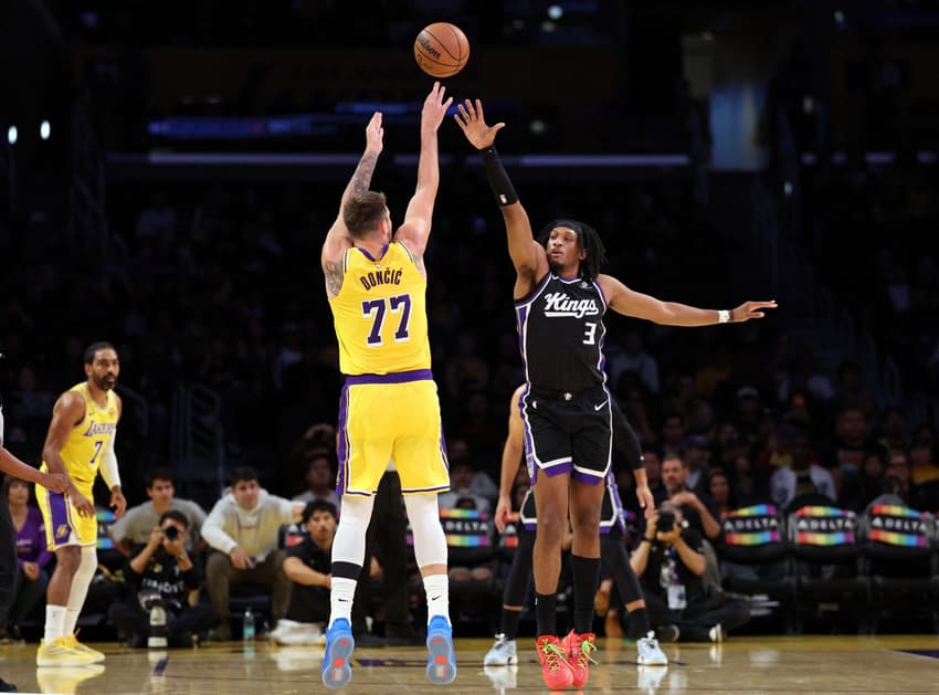 Luka Dončić, com 31 pontos, foi o cestinha da partida entre Lakers e Sacramento Kings pela pré-temporada da NBA (Foto: Kevork Djansezian/Getty Images/AFP)