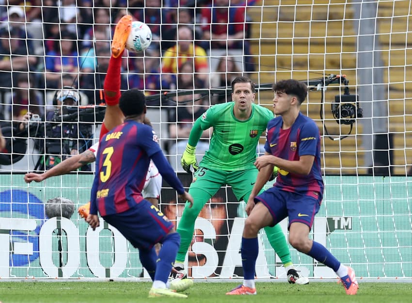 Witsel marca de bicicleta para o Girona contra o Barcelona (Foto: Josep LAGO / AFP)
