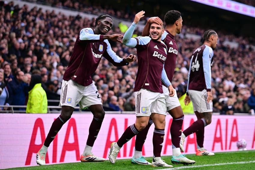Emiliano Buendia comemora gol do Aston Villa contra o Tottenham (Foto: Ben STANSALL / AFP)