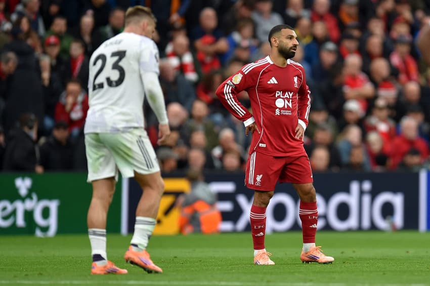 Reação de Salah ao gol do United contra o Liverpool (Foto: PETER POWELL / AFP)