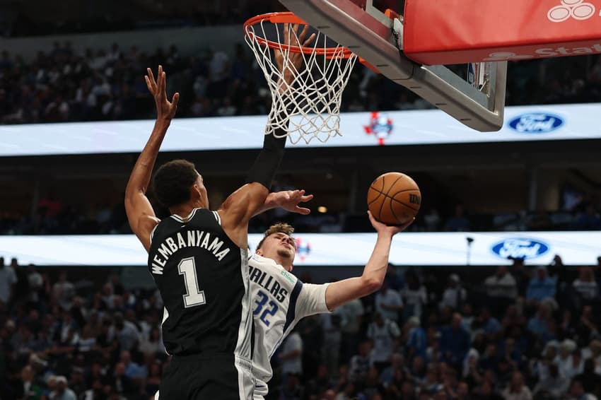 Cooper Flagg se tornou o mais jovem a conseguir um duplo-duplo na história da NBA (Foto: Stacy Revere/Getty Images/AFP)