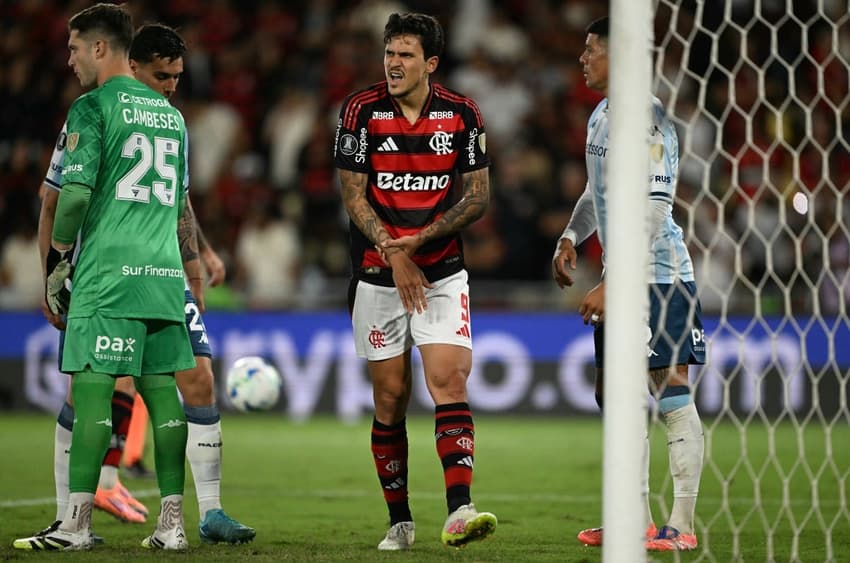 Pedro segurando a mão fraturada em Flamengo x Racing