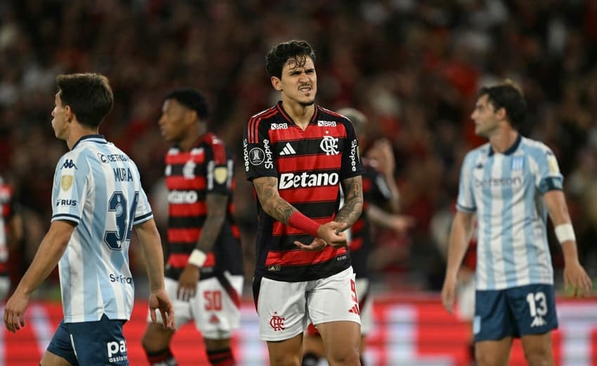 Pedro segurando a mão fraturada em Flamengo x Racing
