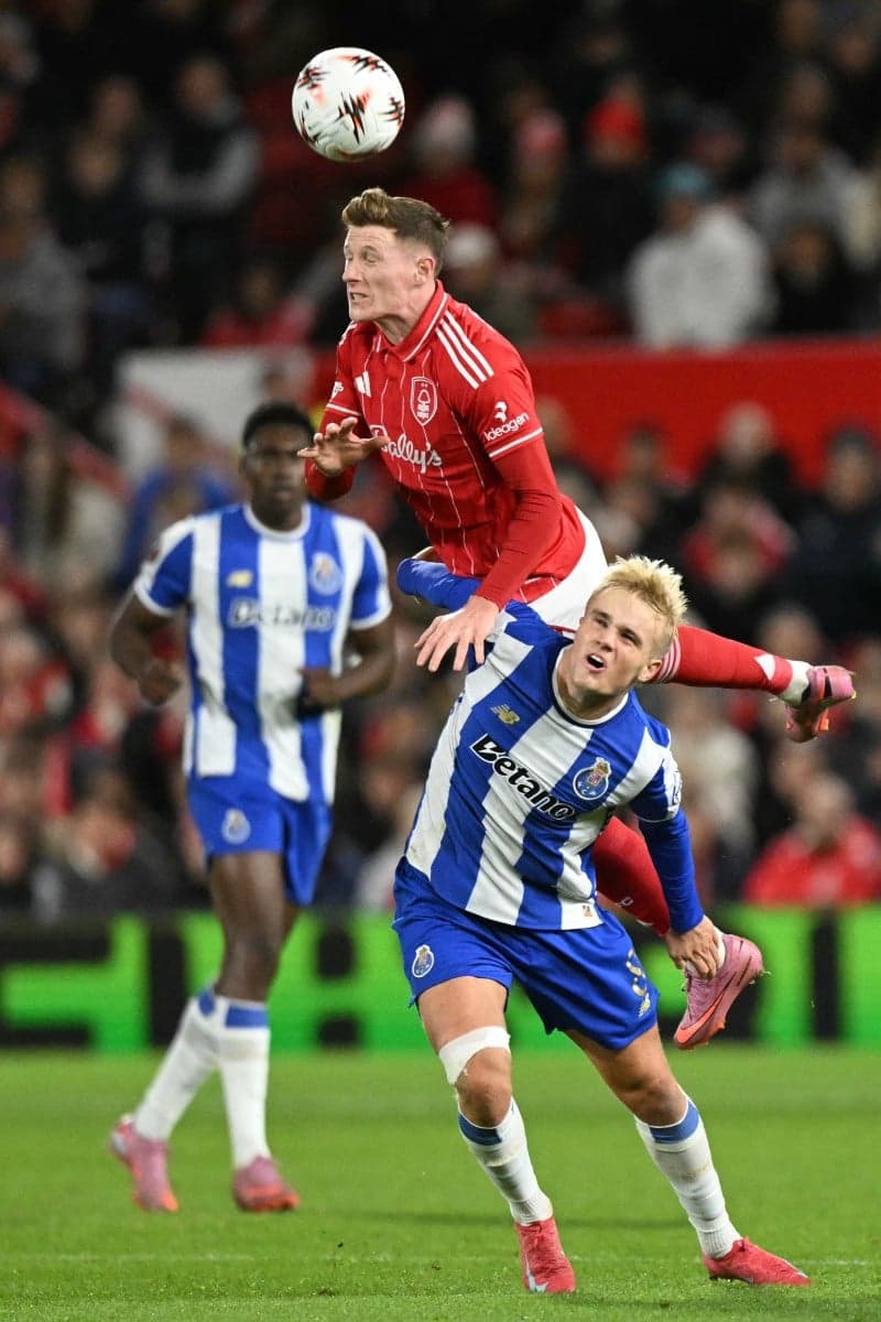 Alvo do United, Elliot Anderson durante Nottingham Forest e Porto (Foto: Oli SCARFF / AFP)