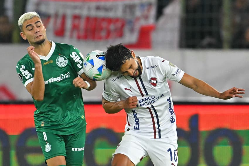Andreas Pereira, à esquerda, e Jeison Medina, à direita, disputam bola durante partida entre LDU e Palmeiras, pela Libertadores (Foto: Rodrigo Buendia/AFP)