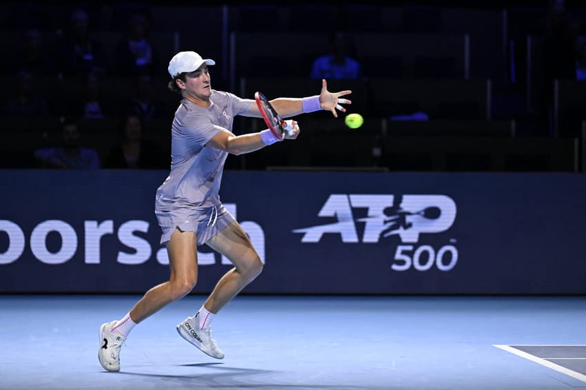 João Fonseca enfrenta Shapavalov no ATP da Basiléia (Foto: Fabrice COFFRINI / AFP)