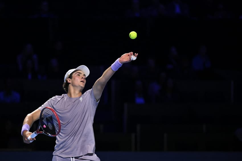 João Fonseca enfrenta Shapavalov no ATP da Basiléia (Foto: Fabrice COFFRINI / AFP)