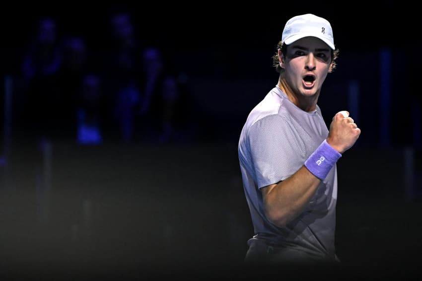João Fonseca enfrenta Shapavalov no ATP da Basiléia (Foto: Fabrice COFFRINI / AFP)