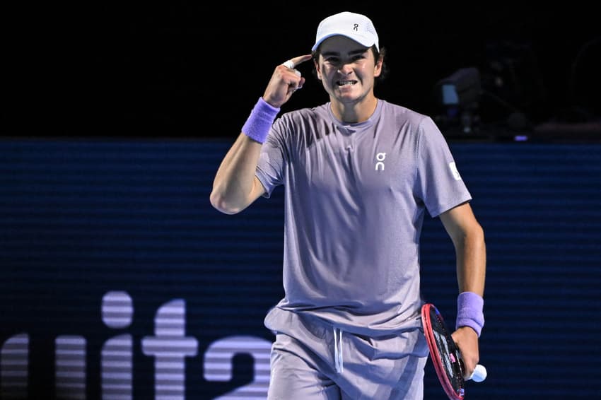 João Fonseca enfrenta Shapavalov no ATP da Basiléia (Foto: Fabrice COFFRINI / AFP)