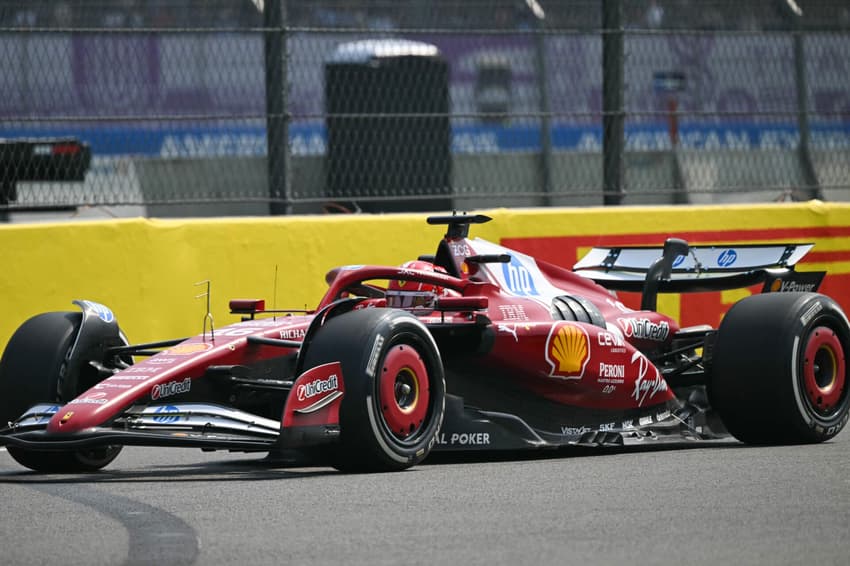 Charles Leclerc no treino livre do GP do México de F1 (Foto: Yuri CORTEZ / AFP)