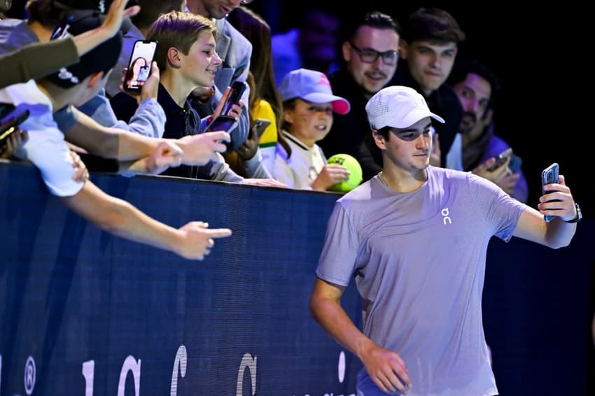 João Fonseca posa com fãs após a vitória na semifinal do ATP 500 da Basileia (Foto Fabrice COFFRINI / AFP)