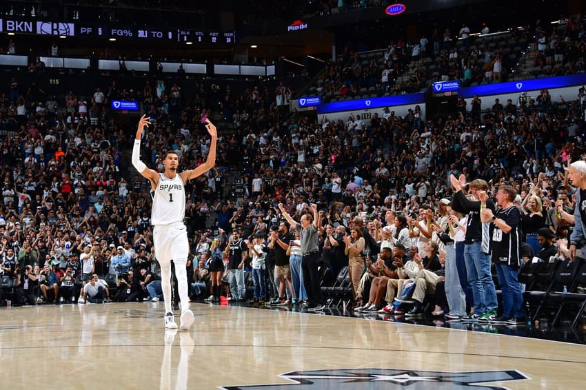 Victor Wembanyama em jogo do San Antonio Spurs na NBA (Foto: Michael Gonzales / NBAE / Getty Images via AFP)