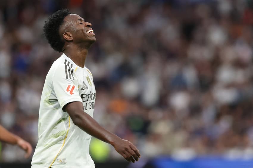 Vini Jr lamenta gol perdido pelo Real Madrid contra o Barcelona (Foto: Oscar DEL POZO / AFP)