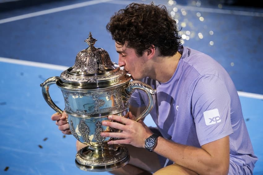 João Fonseca beija o troféu do ATP 500 da Basileia, na Suíça