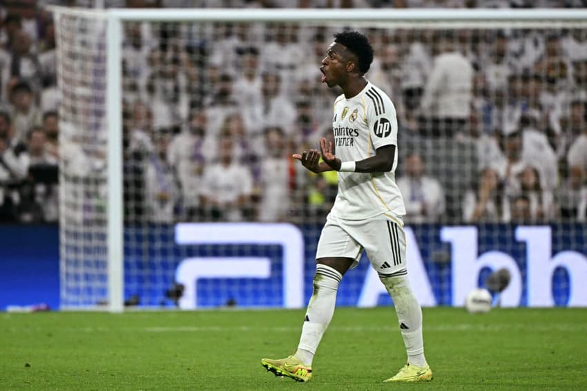 Vini Jr comemora vitória do Real Madrid sobre o Barcelona, por La Liga (Foto: JAVIER SORIANO / AFP)