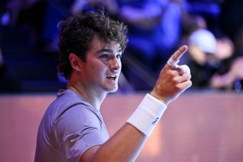 João Fonseca em sua quarta vitória sobre top 20 em 2025, contra o espanhol Fokina, na final da Basileia (Photo by Fabrice COFFRINI / AFP)