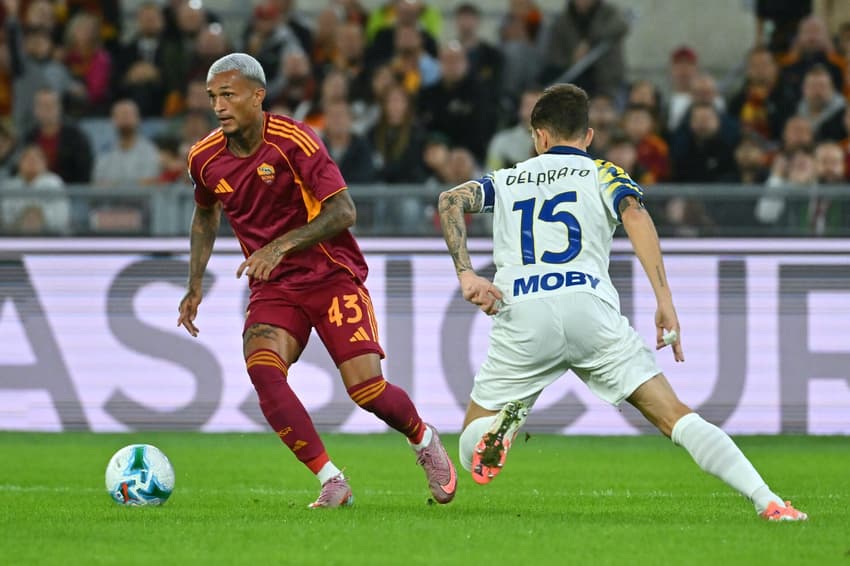 Wesley, ex-Flamengo, em ação pela Roma contra o Parma (Foto: Filippo MONTEFORTE / AFP)