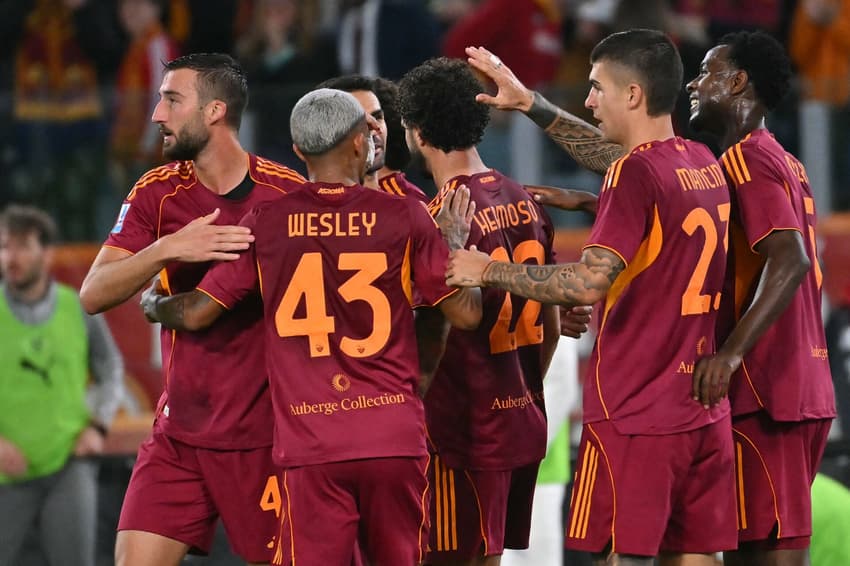 Wesley comemora a vitória da Roma com seus companheiros (Foto: Filippo MONTEFORTE / AFP)