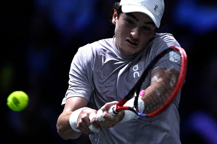 João Fonseca na partida contra o russo Karen Khachanov na segunda rodada de Paris (Foto: JULIEN DE ROSA / AFP)