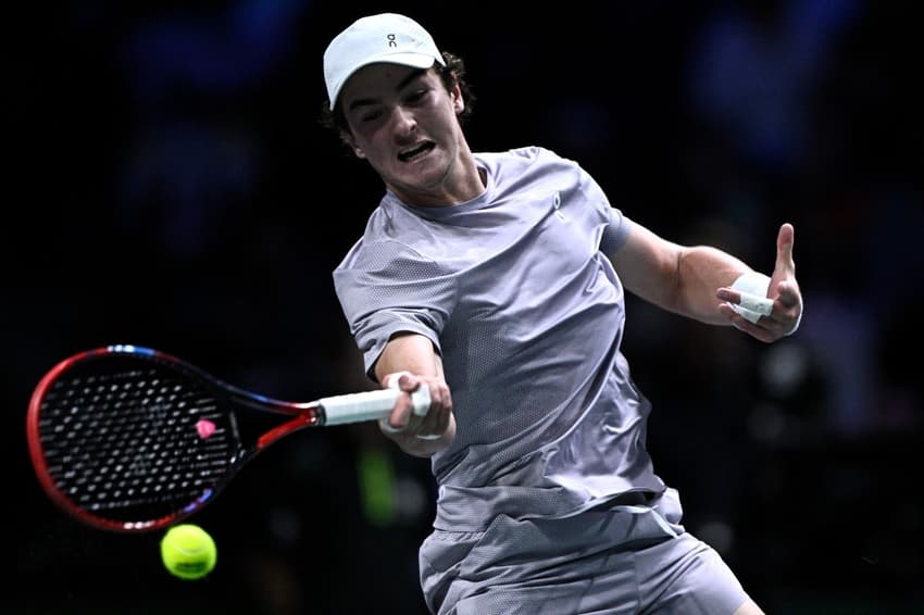 João Fonseca bate de forehand na partida contra o russo Karen Khachanov na segunda rodada de Paris (Foto: JULIEN DE ROSA / AFP)