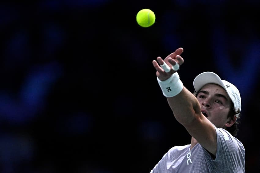 João Fonseca saca na partida contra o russo Karen Khachanov na segunda rodada de Paris (Foto: JULIEN DE ROSA / AFP)