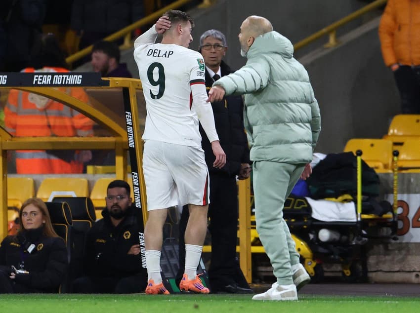 Enzo Maresca se revolta com Liam Delap após expulsão em vitória do Chelsea (Foto: Darren Staples / AFP)