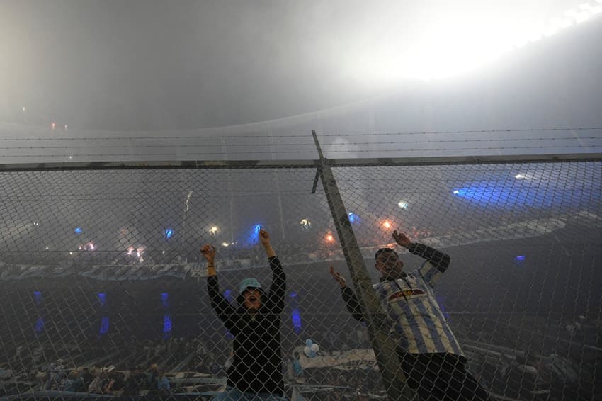 Torcedores do Racing fazem muita festa antes da partida contra o Flamengo (Foto: LUIS ROBAYO / AFP)
