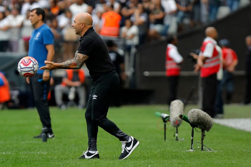 Sampaoli em duelo contra Carille, do Corinthians (Foto: Daniel Vorley/AGIF)