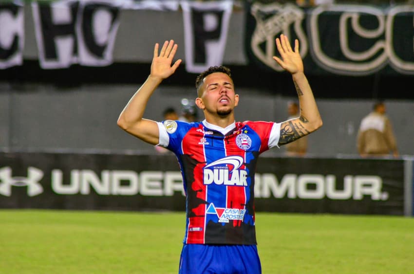 Flávio faz oração antes de entrar em campo pelo Bahia (Foto: Jhony Pinho/AGIF)