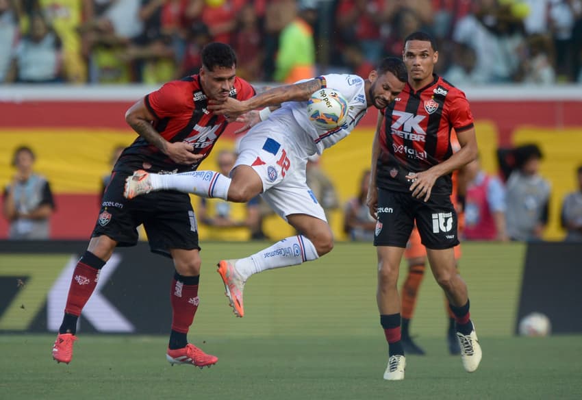Willian José e Halter em ação no Ba-Vi da final do Campeonato Baiano (Foto: Jhony Pinho/AGIF)