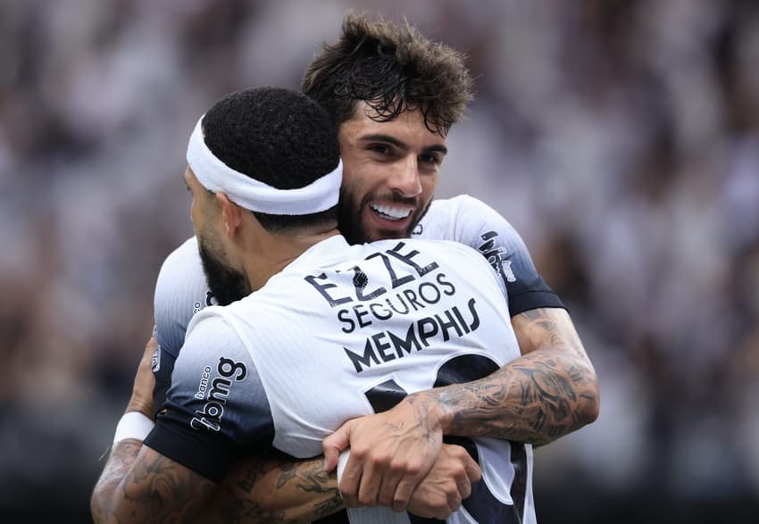 Yuri Alberto e Memphis Depay (Foto: Marcello Zambrana/AGIF)