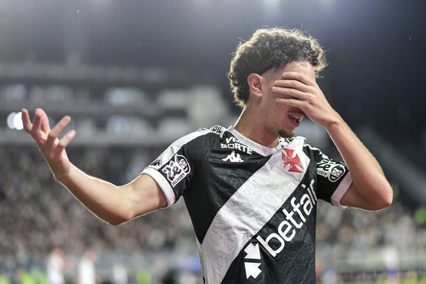 Nuno Moreira comemora gol do Vasco contra o Fortaleza
