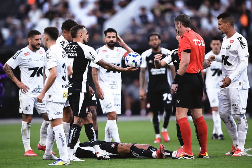 Corinthians e Santos já se enfrentaram em três partidas na temporada. (Foto: Ettore Chiereguini/AGIF)