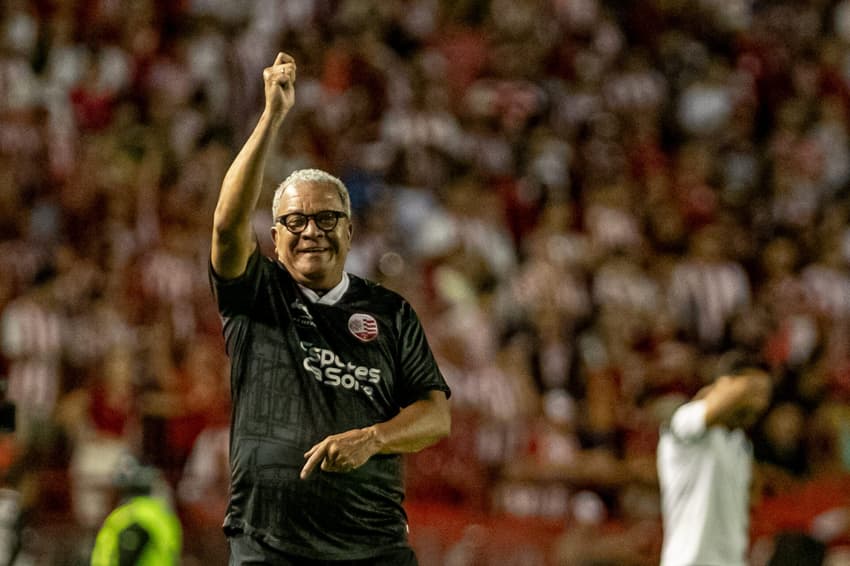Hélio dos Anjos conseguiu o acesso com o Náutico (Foto: Rafael Vieira/AGIF)