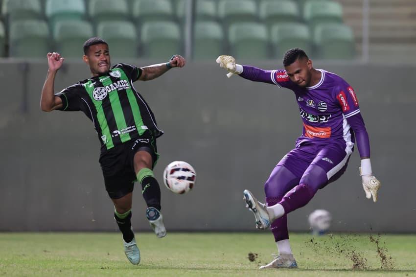 Adriel, goleiro do Athletic (Foto: Gilson Lobo/AGIF)