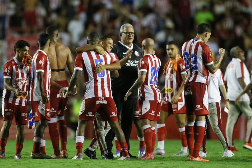 Hélio dos Anjos conseguiu o acesso com o Náutico (Foto: Marlon Costa/AGIF)