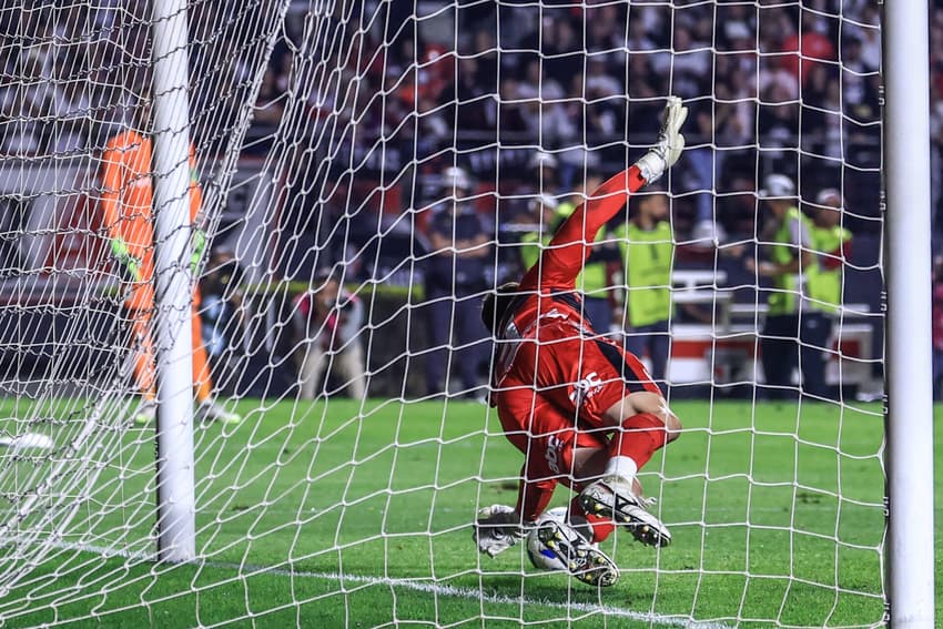 O goleiro Rafael, do São Paulo, já precisou realizar diversas defesas contra o Mirassol (Foto: Marcello Zambrana/AGIF)