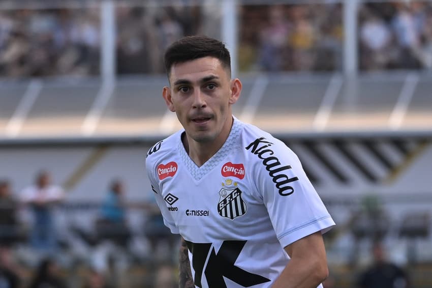 Escobar retorna de suspensão diante do Grêmio. (Foto: Jota Erre/AGIF)