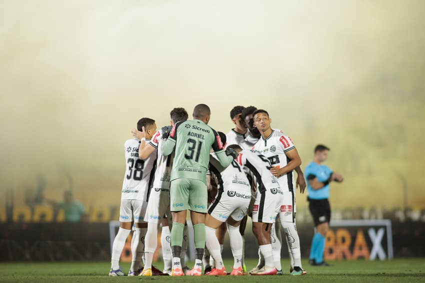 Athletic segue na luta contra o rebaixamento na Série B do Brasileirão (Foto: Vinicius Silva/AGIF)